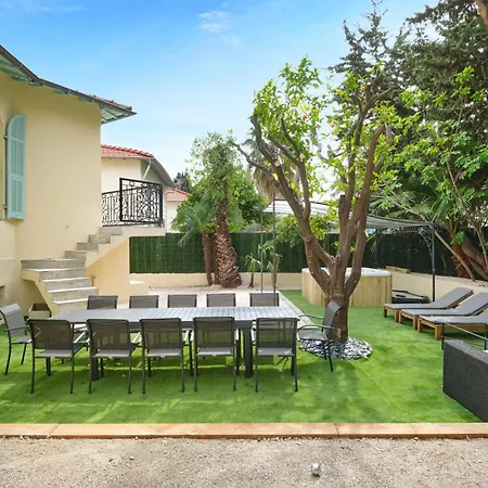 Vila Des Pergolas -6 Bdrs - 5 Bathrs -parking -jardin -jacuzzi -tramstation , 10 Min