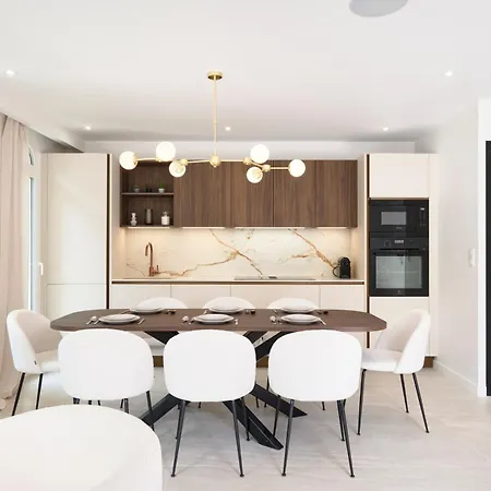 Des Pergolas -6 Bdrs - 5 Bathrs -parking -jardin -jacuzzi -tramstation , 10 Min Vila