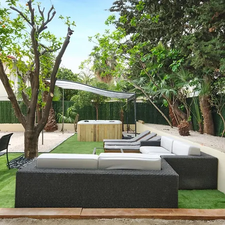 Des Pergolas -6 Bdrs - 5 Bathrs -parking -jardin -jacuzzi -tramstation , 10 Min Vila *