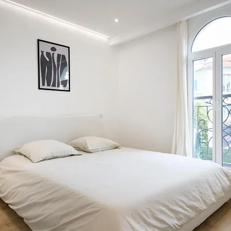 Vila Des Pergolas -6 Bdrs - 5 Bathrs -parking -jardin -jacuzzi -tramstation , 10 Min *