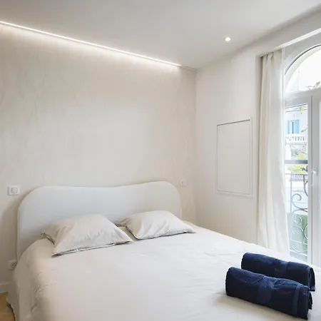 Des Pergolas -6 Bdrs - 5 Bathrs -parking -jardin -jacuzzi -tramstation , 10 Min