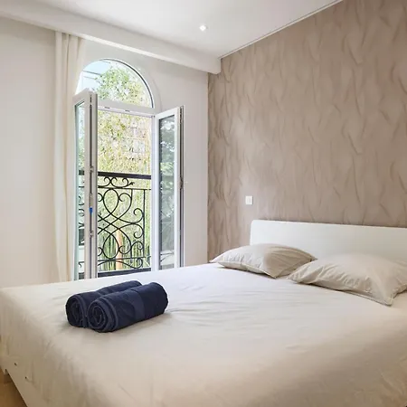 Vila Des Pergolas -6 Bdrs - 5 Bathrs -parking -jardin -jacuzzi -tramstation , 10 Min *
