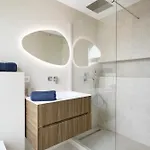 Des Pergolas -6 Bdrs - 5 Bathrs -parking -jardin -jacuzzi -tramstation , 10 Min Νίκαια