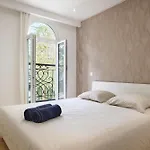 Βίλα Des Pergolas -6 Bdrs - 5 Bathrs -parking -jardin -jacuzzi -tramstation , 10 Min *