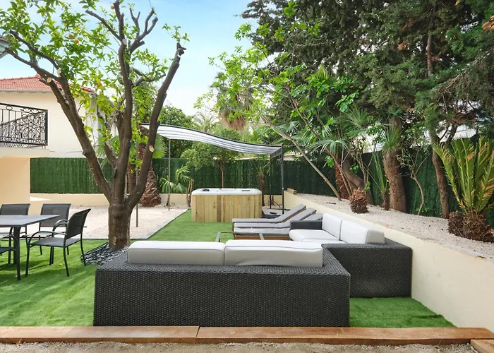 Des Pergolas -6 Bdrs - 5 Bathrs -parking -jardin -jacuzzi -tramstation , 10 Min Villa *