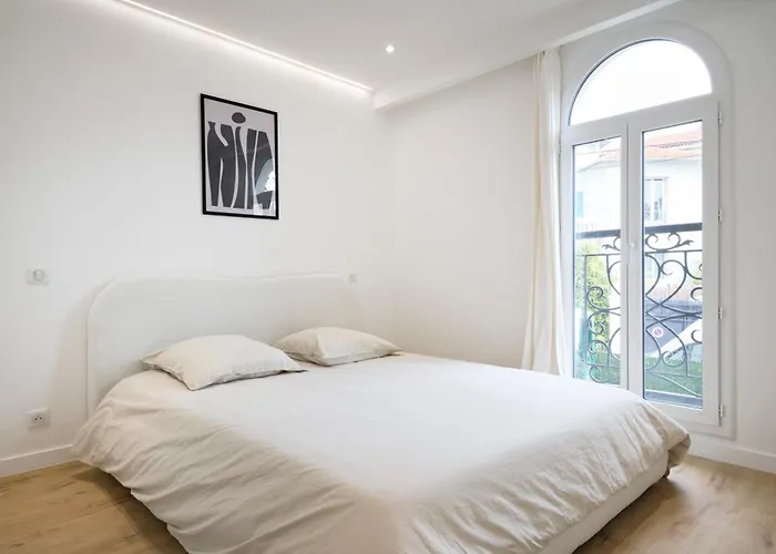 Villa Des Pergolas -6 Bdrs - 5 Bathrs -parking -jardin -jacuzzi -tramstation , 10 Min *