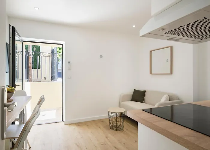 Des Pergolas -6 Bdrs - 5 Bathrs -parking -jardin -jacuzzi -tramstation , 10 Min