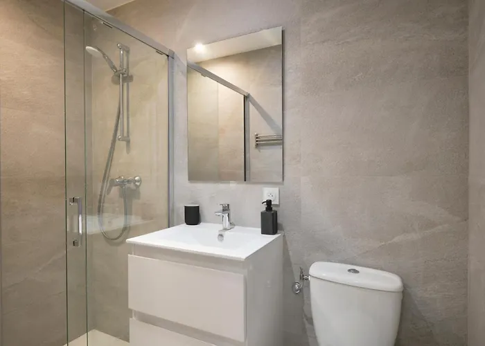 Villa Des Pergolas -6 Bdrs - 5 Bathrs -parking -jardin -jacuzzi -tramstation , 10 Min Niza