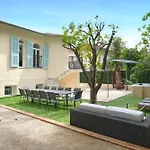 Βίλα Des Pergolas -6 Bdrs - 5 Bathrs -parking -jardin -jacuzzi -tramstation , 10 Min *
