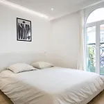 Βίλα Des Pergolas -6 Bdrs - 5 Bathrs -parking -jardin -jacuzzi -tramstation , 10 Min *