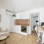 Βίλα Des Pergolas -6 Bdrs - 5 Bathrs -parking -jardin -jacuzzi -tramstation , 10 Min *
