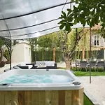 Des Pergolas -6 Bdrs - 5 Bathrs -parking -jardin -jacuzzi -tramstation , 10 Min
