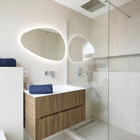 Des Pergolas -6 Bdrs - 5 Bathrs -parking -jardin -jacuzzi -tramstation , 10 Min ניס