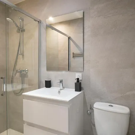 וילה Des Pergolas -6 Bdrs - 5 Bathrs -parking -jardin -jacuzzi -tramstation , 10 Min ניס