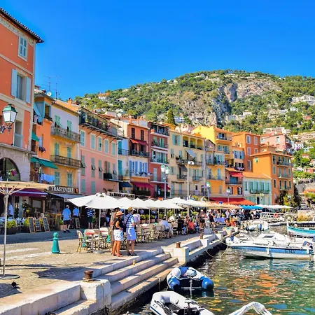 Des Pergolas -6 Bdrs - 5 Bathrs -parking -jardin -jacuzzi -tramstation , 10 Min וילה