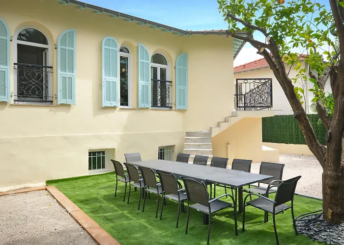 Villa Des Pergolas -6 Bdrs - 5 Bathrs -parking -jardin -jacuzzi -tramstation , 10 Min Nice