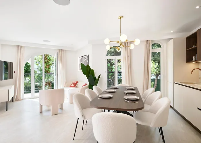 Des Pergolas -6 Bdrs - 5 Bathrs -parking -jardin -jacuzzi -tramstation , 10 Min Villa *