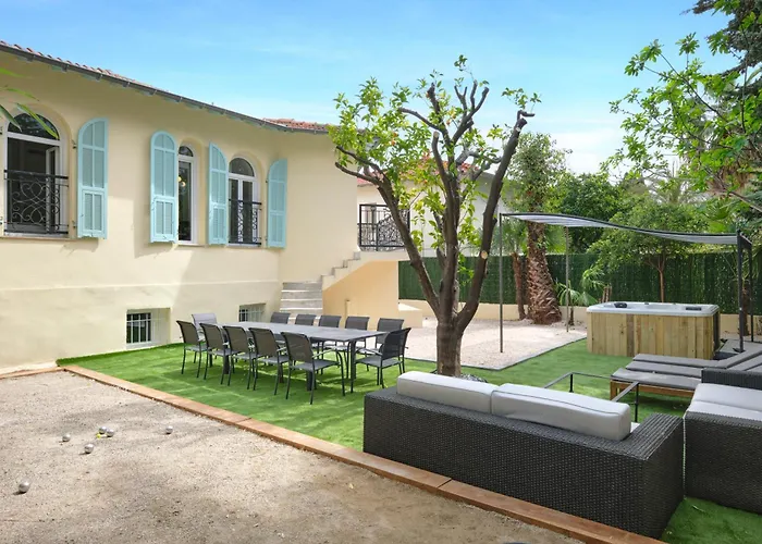 Villa Des Pergolas -6 Bdrs - 5 Bathrs -parking -jardin -jacuzzi -tramstation , 10 Min *