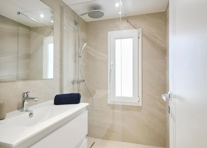 Villa Des Pergolas -6 Bdrs - 5 Bathrs -parking -jardin -jacuzzi -tramstation , 10 Min Nice