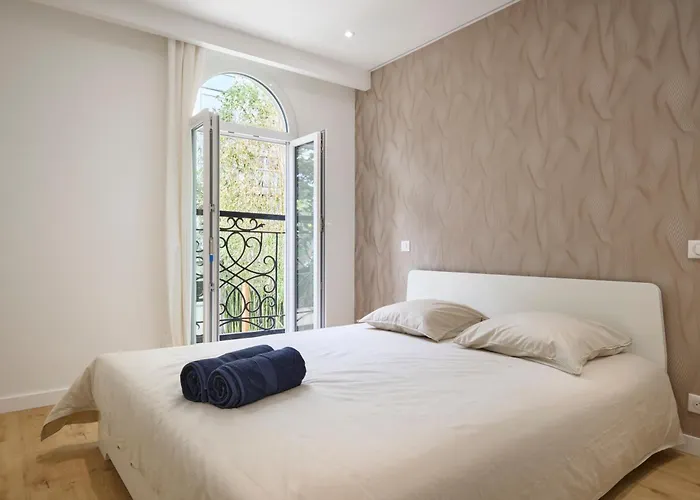 Villa Des Pergolas -6 Bdrs - 5 Bathrs -parking -jardin -jacuzzi -tramstation , 10 Min *