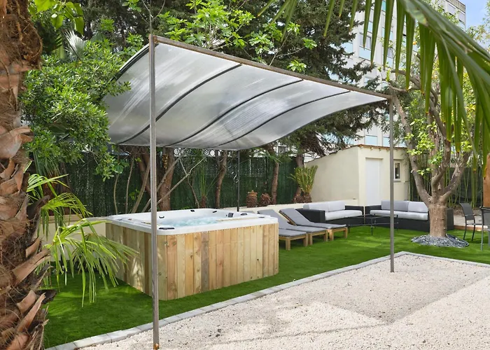 Des Pergolas -6 Bdrs - 5 Bathrs -parking -jardin -jacuzzi -tramstation , 10 Min Nice