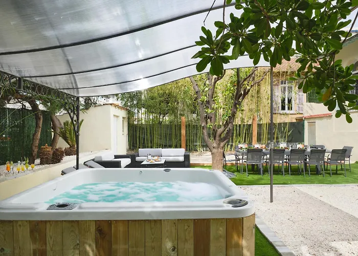 Des Pergolas -6 Bdrs - 5 Bathrs -parking -jardin -jacuzzi -tramstation , 10 Min