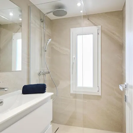 فيلة Des Pergolas -6 Bdrs - 5 Bathrs -parking -jardin -jacuzzi -tramstation , 10 Min نيس