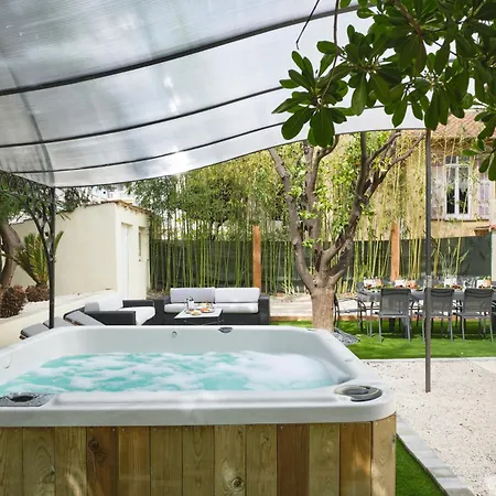Des Pergolas -6 Bdrs - 5 Bathrs -parking -jardin -jacuzzi -tramstation , 10 Min