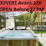 Villa Des Pergolas -6 Bdrs - 5 Bathrs -parking -jardin -jacuzzi -tramstation , 10 Min