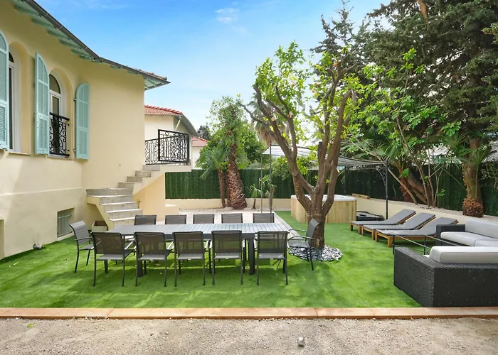 فيلة Des Pergolas -6 Bdrs - 5 Bathrs -parking -jardin -jacuzzi -tramstation , 10 Min