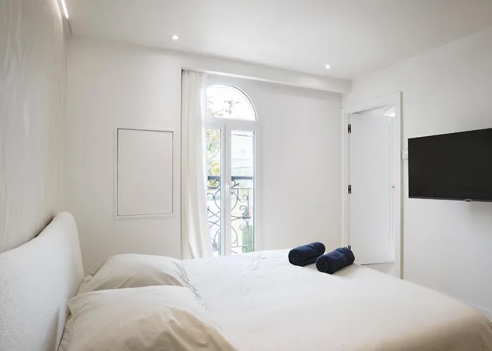 Des Pergolas -6 Bdrs - 5 Bathrs -parking -jardin -jacuzzi -tramstation , 10 Min Villa *